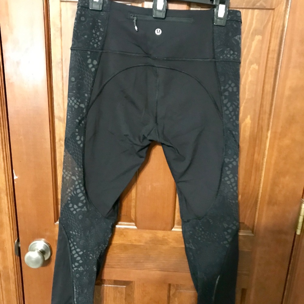 Lulu Lemon 3/4 pants with mesh sides.